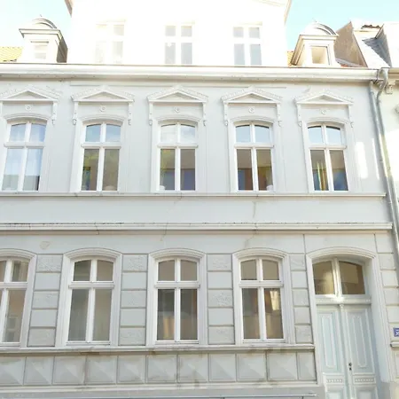Innenstadt - 110m2 Wunderschoener Altbau Am Landesmuseum Mit 3 Schlafzimmern Und 2 Baedern Greifswald